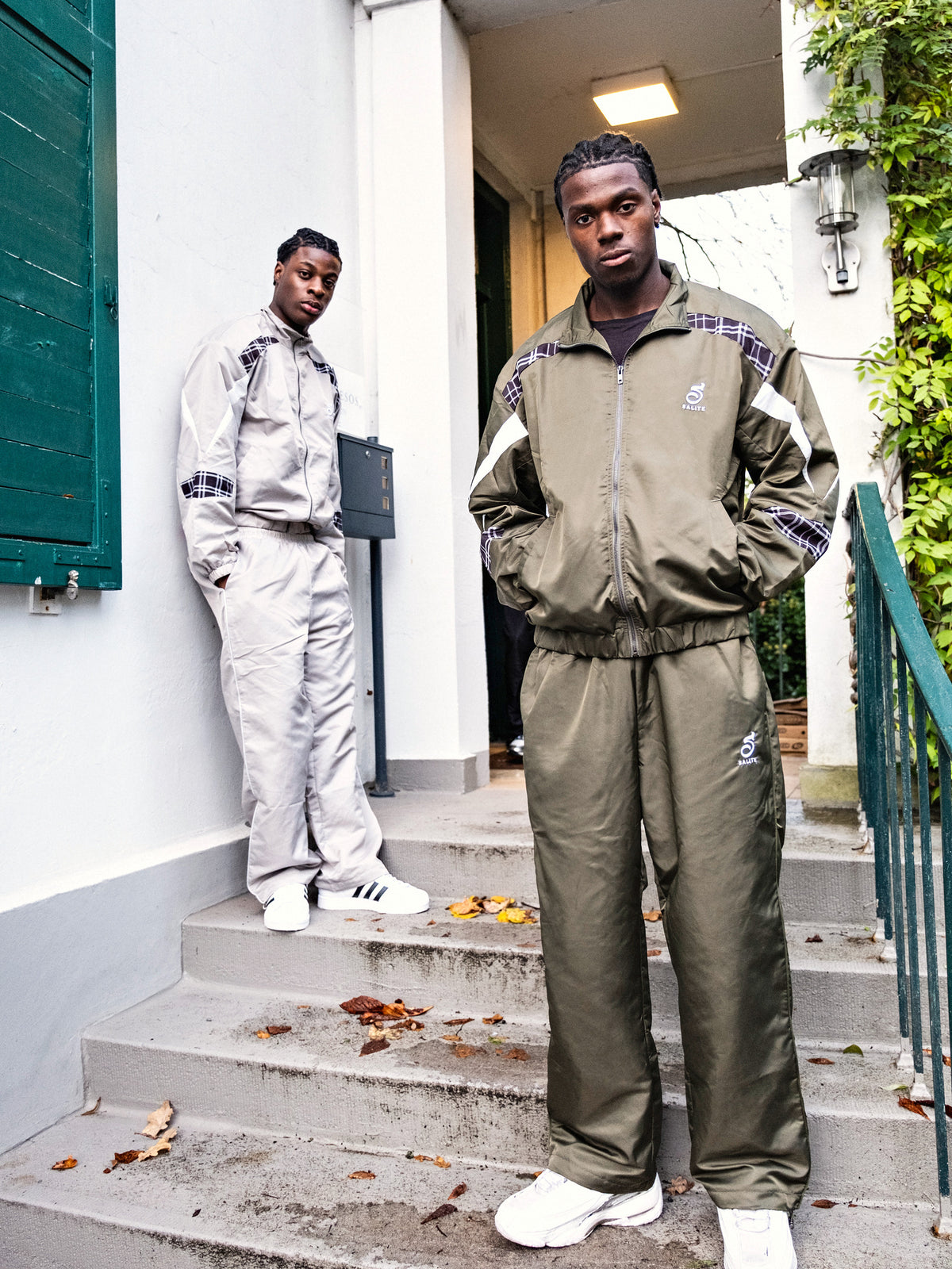 SALITE Nylon Tracksuit Olive, Model an der Treppe, Front | male · 189 · XL