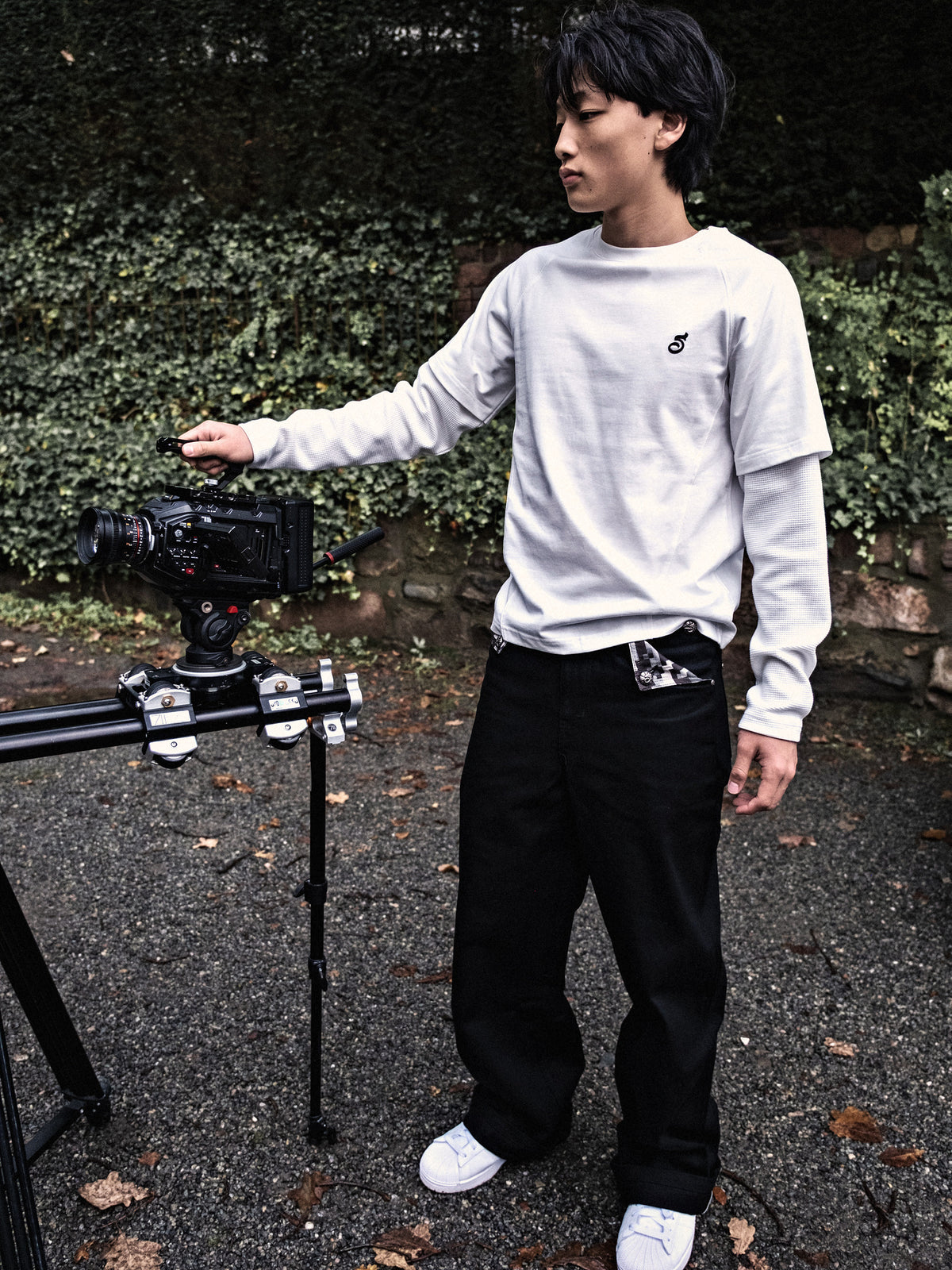 SALITE Japanese Denim und Longsleeve White, Model am Set | male · 180 · Denim S + Longsleeve M