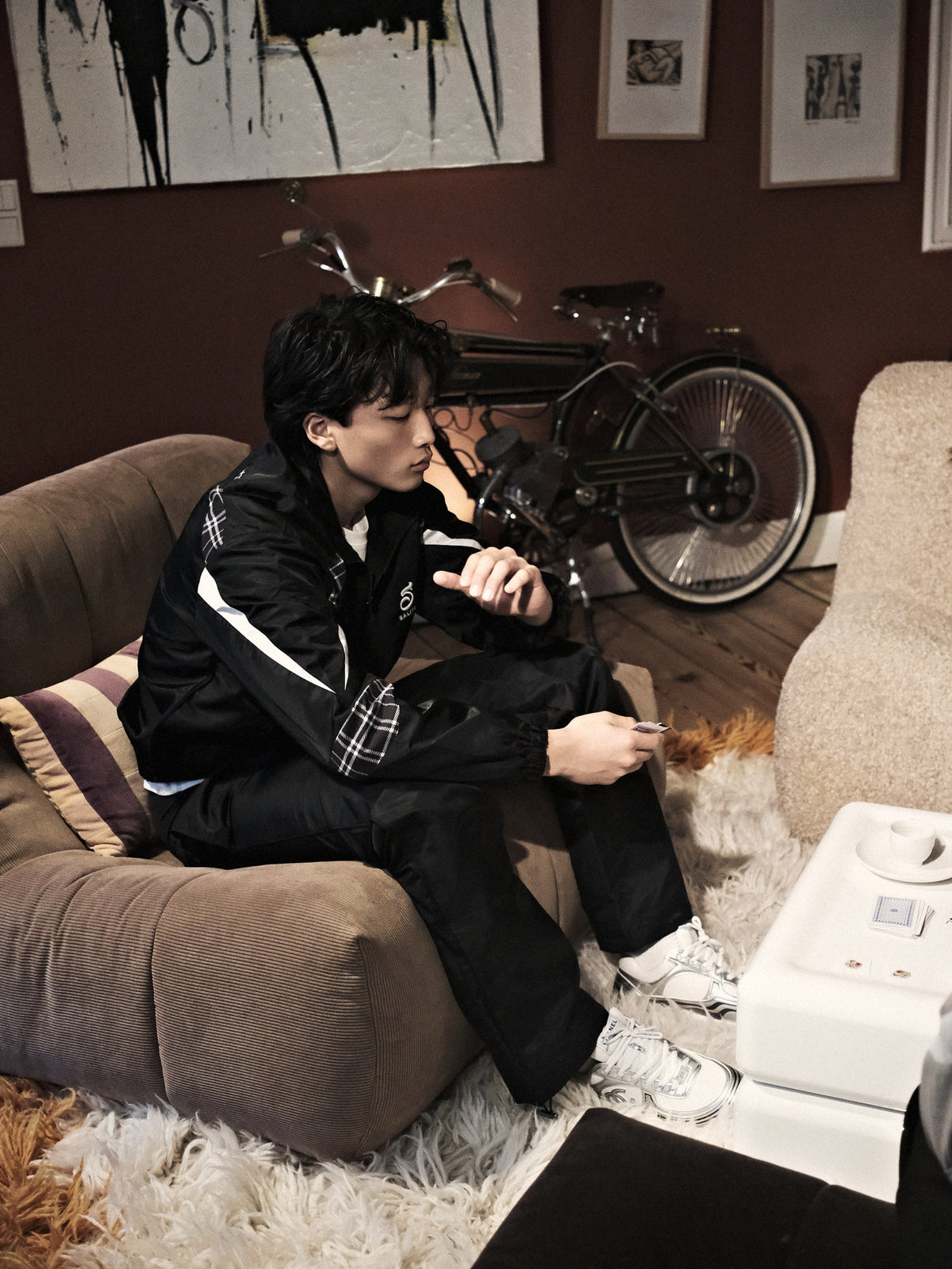 SALITE Nylon Tracksuit Black, Model im Sessel | male · 180 · M