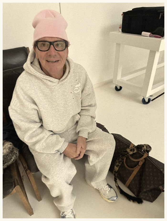 Pink beanie. Leopard on the bag.